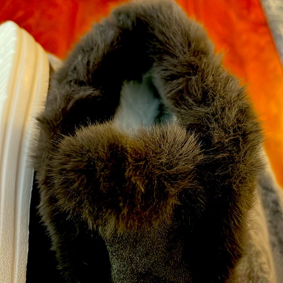 Brand New Men or Wemon Bedroom Shoes. Great Sole to wear outside. Size 43. - Picture 3 of 6